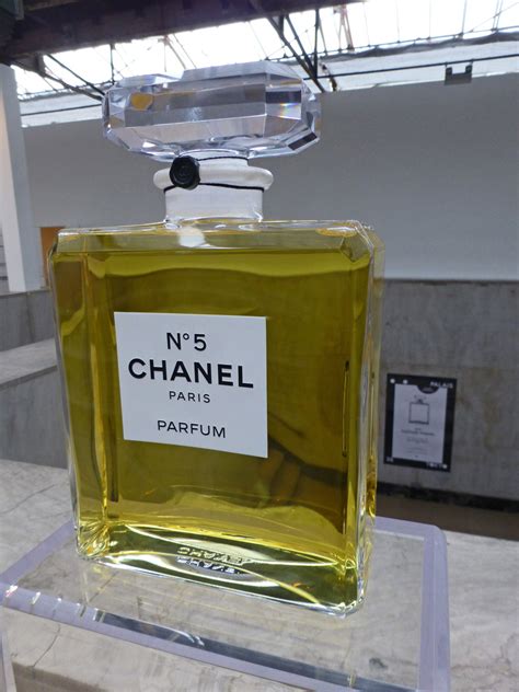 image de grosse bouteille de parfum chanel|biggest chanel perfume bottle.